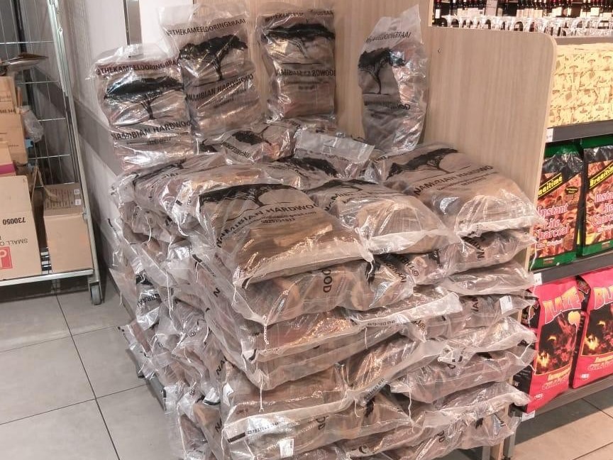 Custom export-ready packaging for Kameeldoring firewood